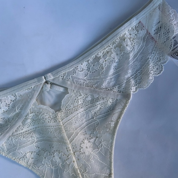 hunkemöller Lace Thong - Picture 2 of 8